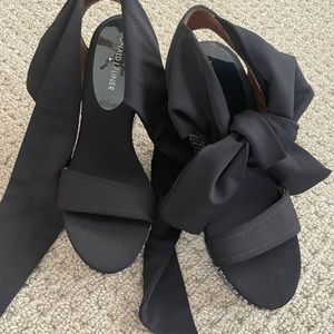 New! Beautiful Pliner summer wrap tie wedges